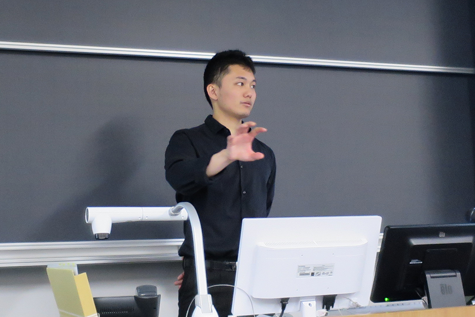 東洋学園大学_人間科学部科目のゲスト講師として本学卒業生で（株）ファクトリージャパングループに勤務する鈴木氏が来学