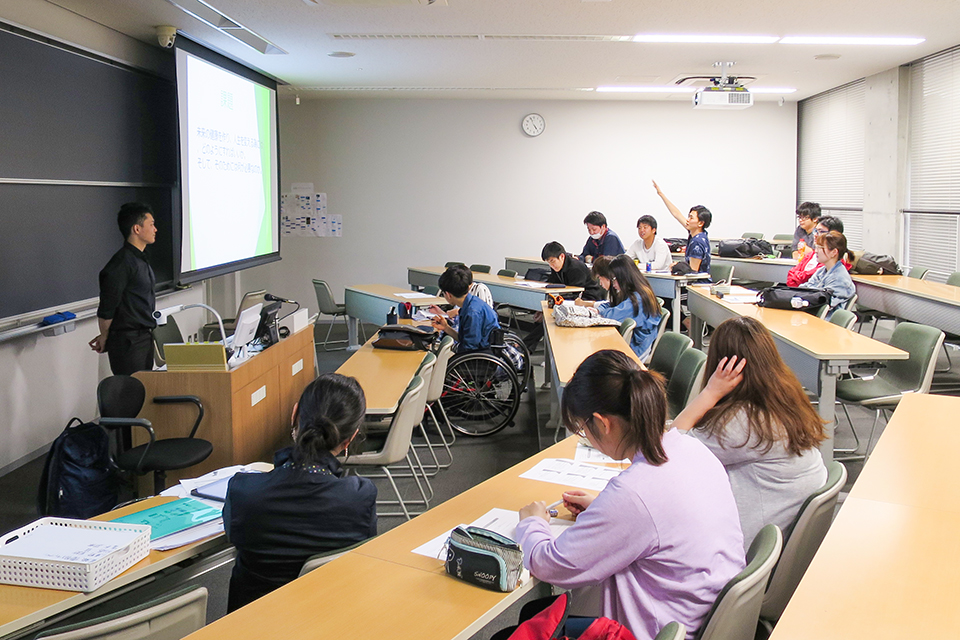 東洋学園大学_人間科学部科目のゲスト講師として本学卒業生で（株）ファクトリージャパングループに勤務する鈴木氏が来学