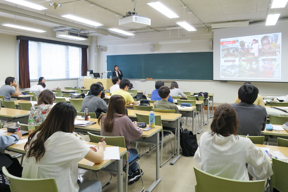 東洋学園大学_グローバル・コミュニケーション学科科目のゲスト講師として国境なき医師団（MSF）日本の堀越氏が来学