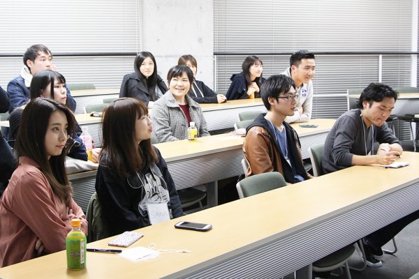 東洋学園大学_プレゼンを受ける泰松ゼミ生