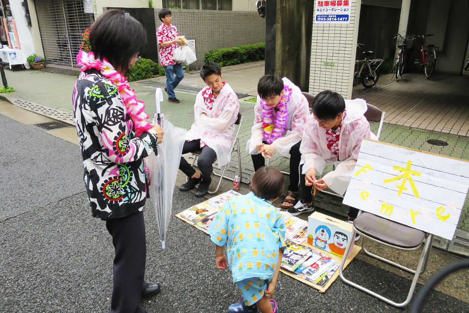 東洋学園大学_人間科学部の学生が本郷大横丁通り商店街の納涼祭にボランティア参加、地域の人々と交流