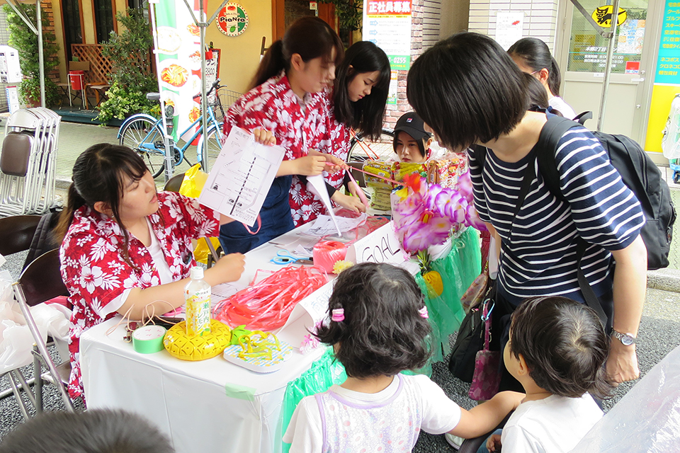 東洋学園大学_人間科学部の学生が本郷大横丁通り商店街の納涼祭にボランティア参加、地域の人々と交流