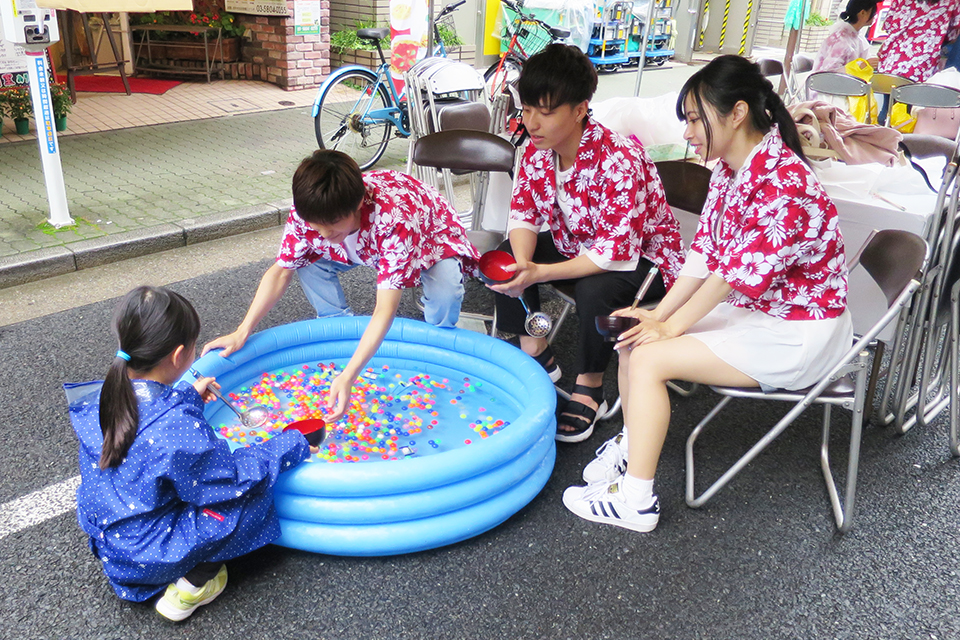 東洋学園大学_人間科学部の学生が本郷大横丁通り商店街の納涼祭にボランティア参加、地域の人々と交流