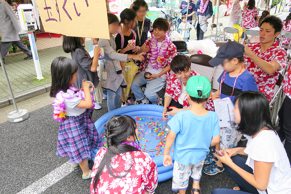 東洋学園大学_人間科学部の学生が本郷大横丁通り商店街の納涼祭にボランティア参加、地域の人々と交流