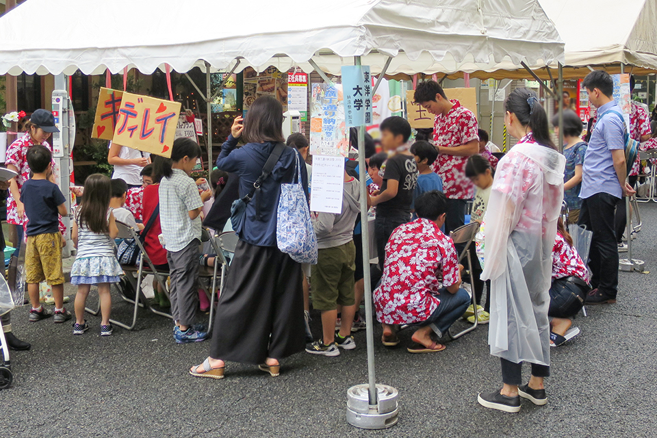 東洋学園大学_人間科学部の学生が本郷大横丁通り商店街の納涼祭にボランティア参加、地域の人々と交流