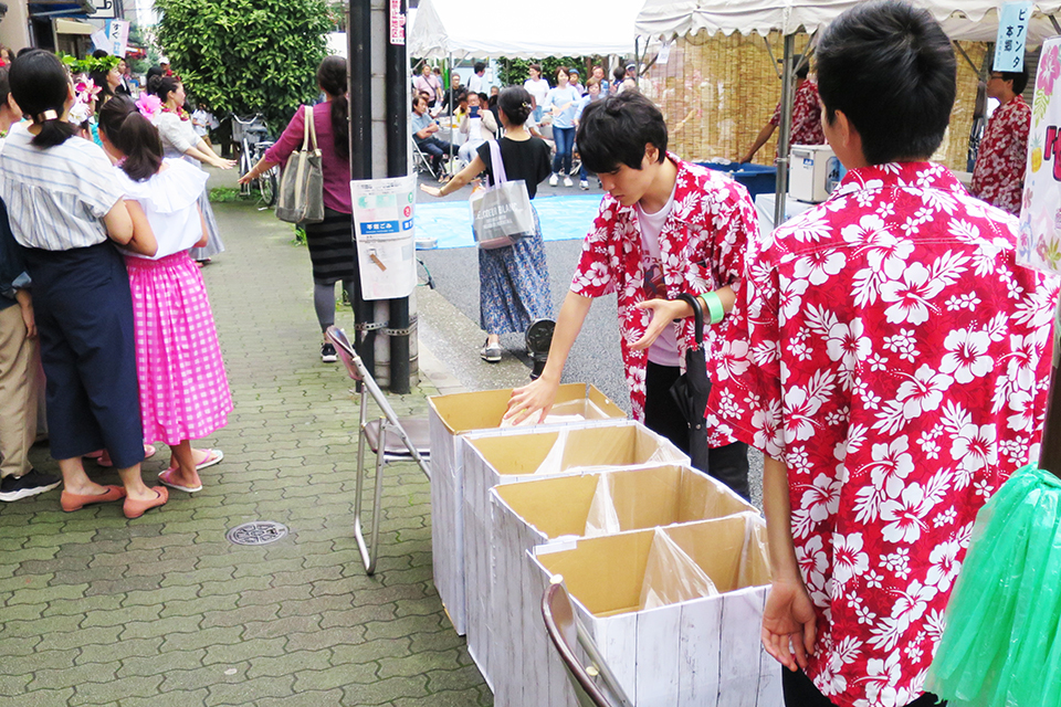 東洋学園大学_人間科学部の学生が本郷大横丁通り商店街の納涼祭にボランティア参加、地域の人々と交流