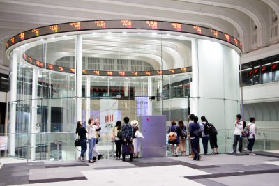 東洋学園大学_東京証券取引所見学をする学生たち