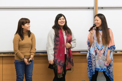 東洋学園大学_スポーツボランティア経験者の学生と新条氏
