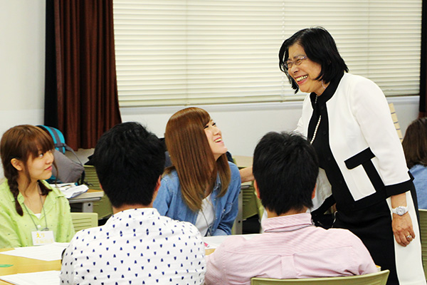 東洋学園大学_原田規梭子学長_キャリアのススメ授業風景