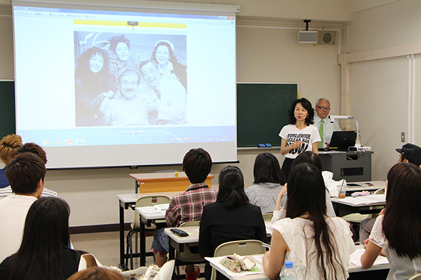 東洋学園大学_木内みどり氏の講義に聞き入る学生たち