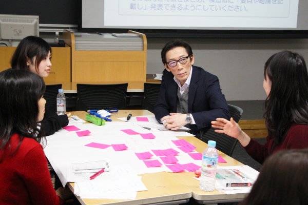 東洋学園大学_意見を交わす石川副学長と学生