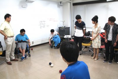 東洋学園大学_ボッチャサークルを見学する教員・学生