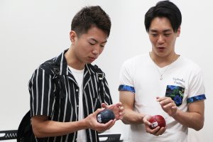 東洋学園大学_ボッチャボールの感触を確かめる学生たち