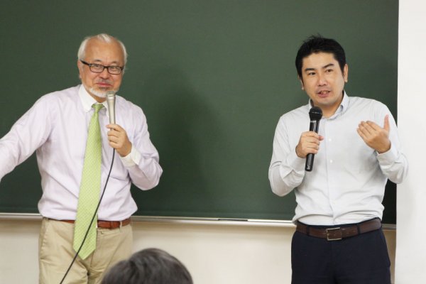 東洋学園大学_企業活動と環境_ゲスト講師渡辺大樹氏（右）