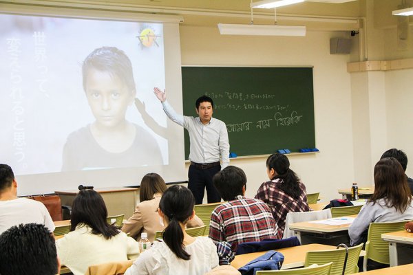 東洋学園大学_バングラデシュのストリートチルドレン問題について解説する渡辺氏