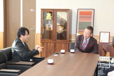 東洋学園大学_大西教授秩父市長と懇談
