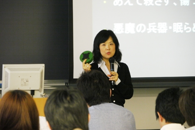JCBL 内海事務局長の講義（地雷レプリカ）／東洋学園大学