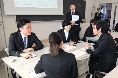 東洋学園大学_二松學舍大と合同のグループディスカッション実践