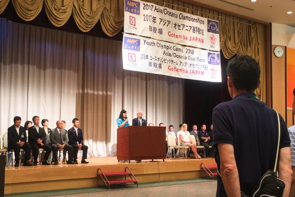 東洋学園大学_通訳ボランティアの様子（壇上）