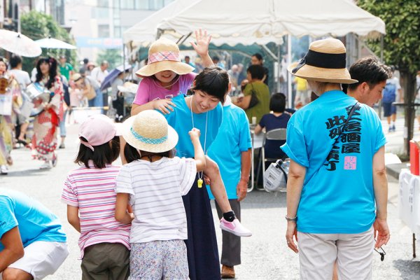 東洋学園大学_大横丁通り商店街納涼祭2017_新聞紙じゃんけん