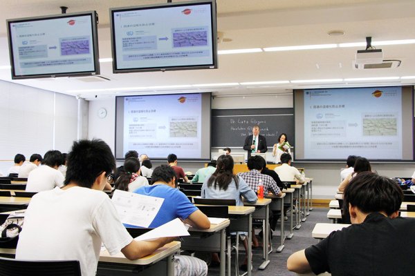 東洋学園大学_ルッツ・ゲアゲンス氏の講義