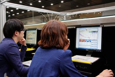 東洋学園大学_株式投資体験をする学生たち