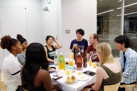 東洋学園大学_SHSUの学生と東学生