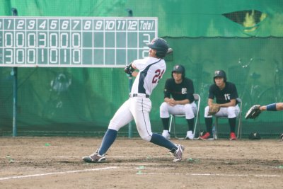 東洋学園大学_1点差に迫る本塁打の三戸選手