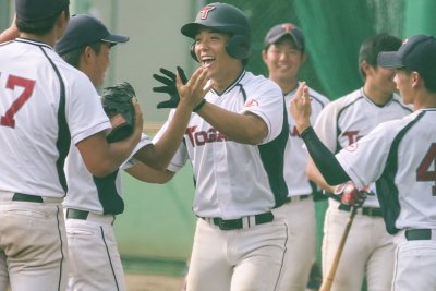 東洋学園大学_本塁打を放ちベンチに迎えられる三戸選手