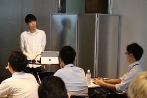 東洋学園大学_日清食品と八塩ゼミの産学連携_中間発表_アドバイスを受ける学生