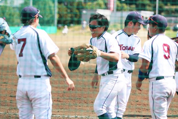 東洋学園大学_2017秋季リーグ第2戦_好返球しベンチの歓迎を受けるライト松野選手