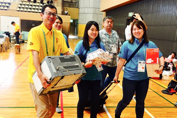 東洋学園大学_ボランティア参加したICPの3名とスタッフの方々