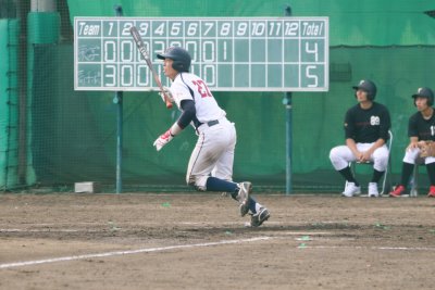 東洋学園大学_4打数3安打の佐藤選手