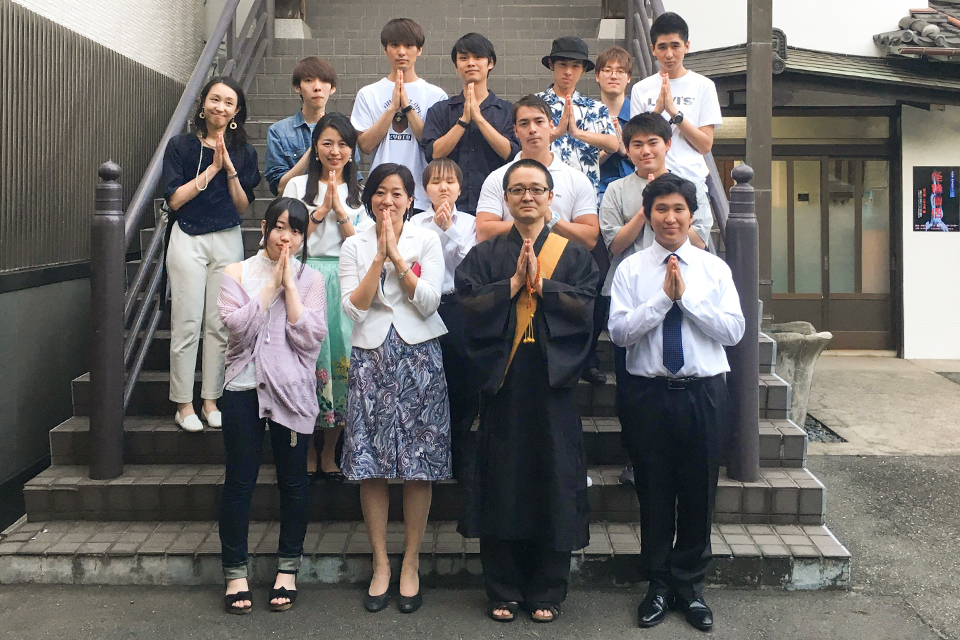 東洋学園大学_現代経営学部科目「企画・プレゼンテーション技法」の産学連携プロジェクト「お寺ステイ」の様子