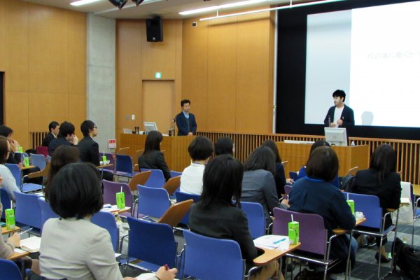 東洋学園大学_小宮一哲氏による講演の様子