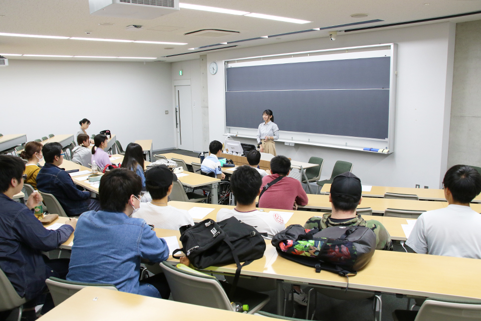 「地域で働く（理論）」のゲスト講師として少年院等の矯正施設で活躍する法務教官が来学