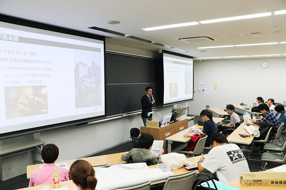 「地域で働く（理論）」のゲスト講師として、（社福）佑啓会ふる里学舎本郷より堀金氏が来学