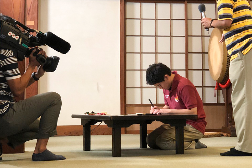 御守作りを実演する学生