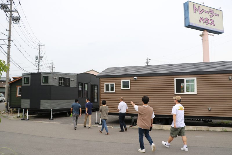 “動く家”トレーラーハウスについて現地取材。新商品開発ゼミ学外研修報告