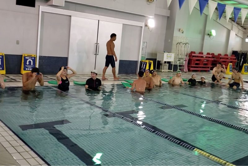 集中講義科目「水泳」で各種泳法と水中ウォーキングやアクアビクスの指導法を学習