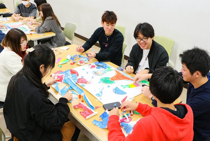 心理療法の基礎を学ぶフィンガー・ペインティングやコラージュ、集団描画法の実習を実施