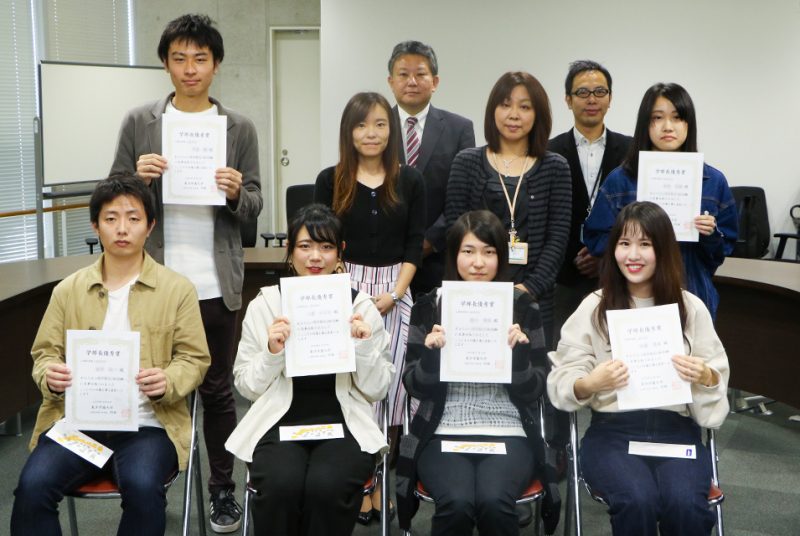 学部長優秀賞（心理学検定1級・2級合格、宅地建物取引士資格試験合格）を授与