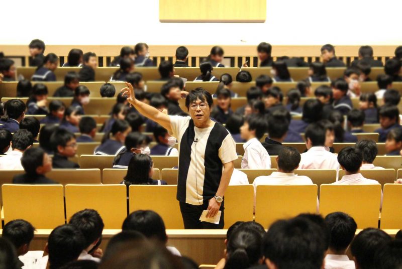 グローバル・コミュニケーション学部の大西教授が埼玉県秩父市で中学生向けに講演