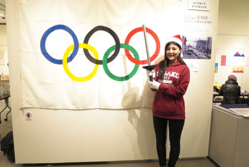 「文京ミューズフェスタ2019」にて1964年東京大会の聖火用トーチ、五輪旗を学生が紹介