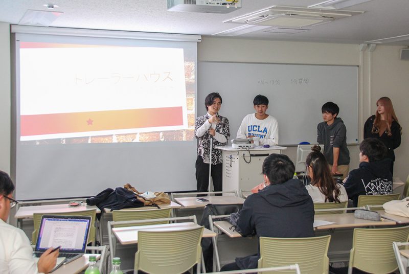 “動く家”トレーラーハウスがテーマの安藤ゼミ新商品開発プロジェクト、中間発表と学外研修の模様