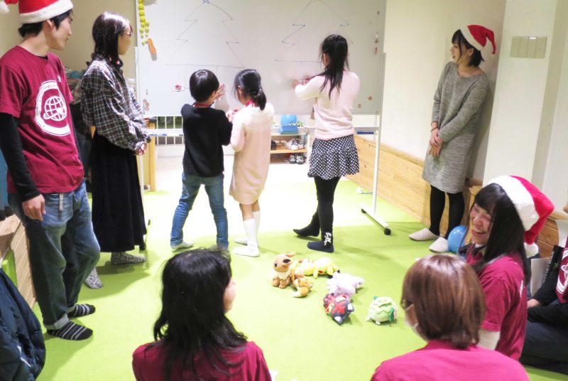 世界の子どもたちとクリスマスカードを交換。坂本ゼミが地元の民間学童保育で行う「グローバル英語体験」