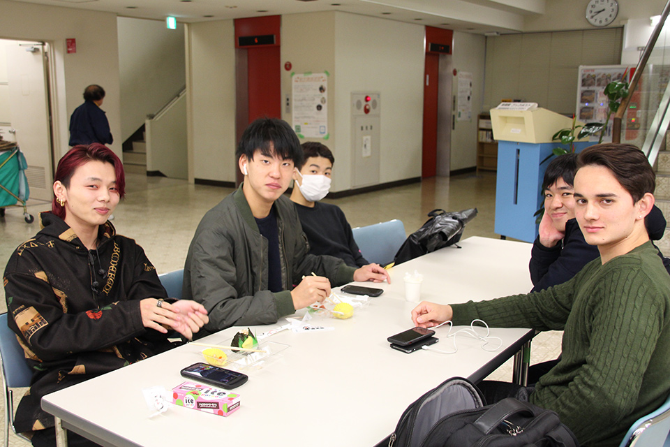 朝食を摂る学生たち