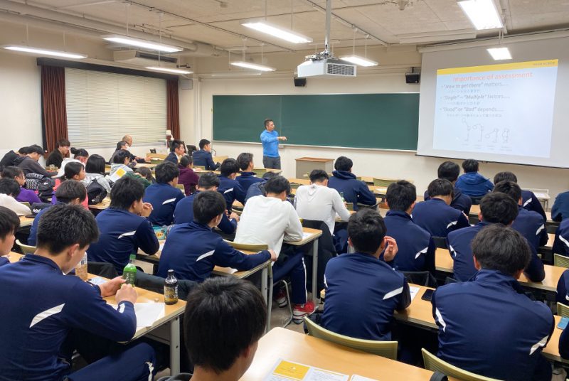 トップアスリートのトレーニングとアセスメントを英語と共に学ぶ。人間科学部特別講演会の模様