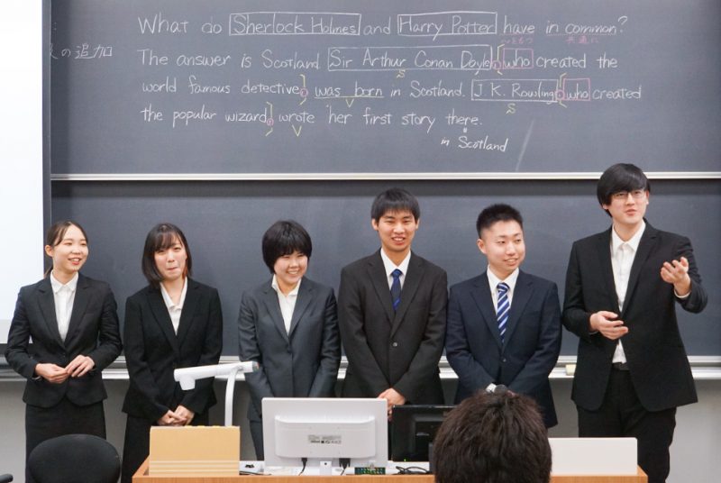 後輩を前に模擬授業も。教職課程履修者による教育実習報告会の模様