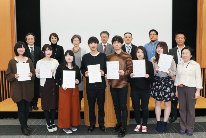 ユニークな着眼点で現代のビジネスを分析、優秀論文賞の7名が登壇。現経卒論発表会